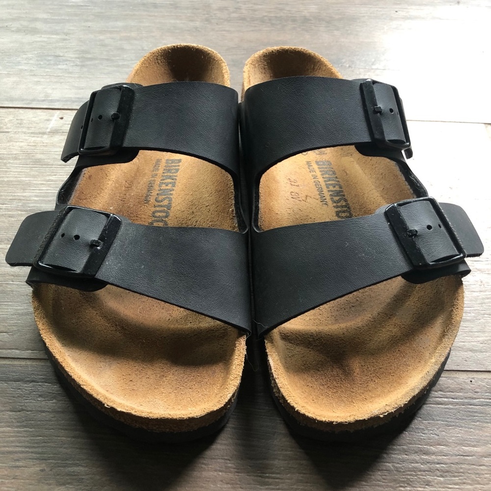 Birkenstock Arizona Sandals in Black. Size 39.